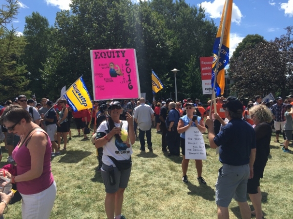 Canada :  More than 1,000 Canada Post workers protest in front of Trudeau's Montreal office