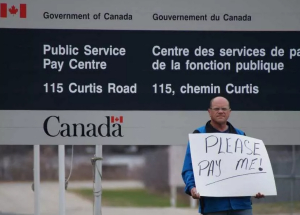 Canada : All work and no pay: The Phoenix debacle